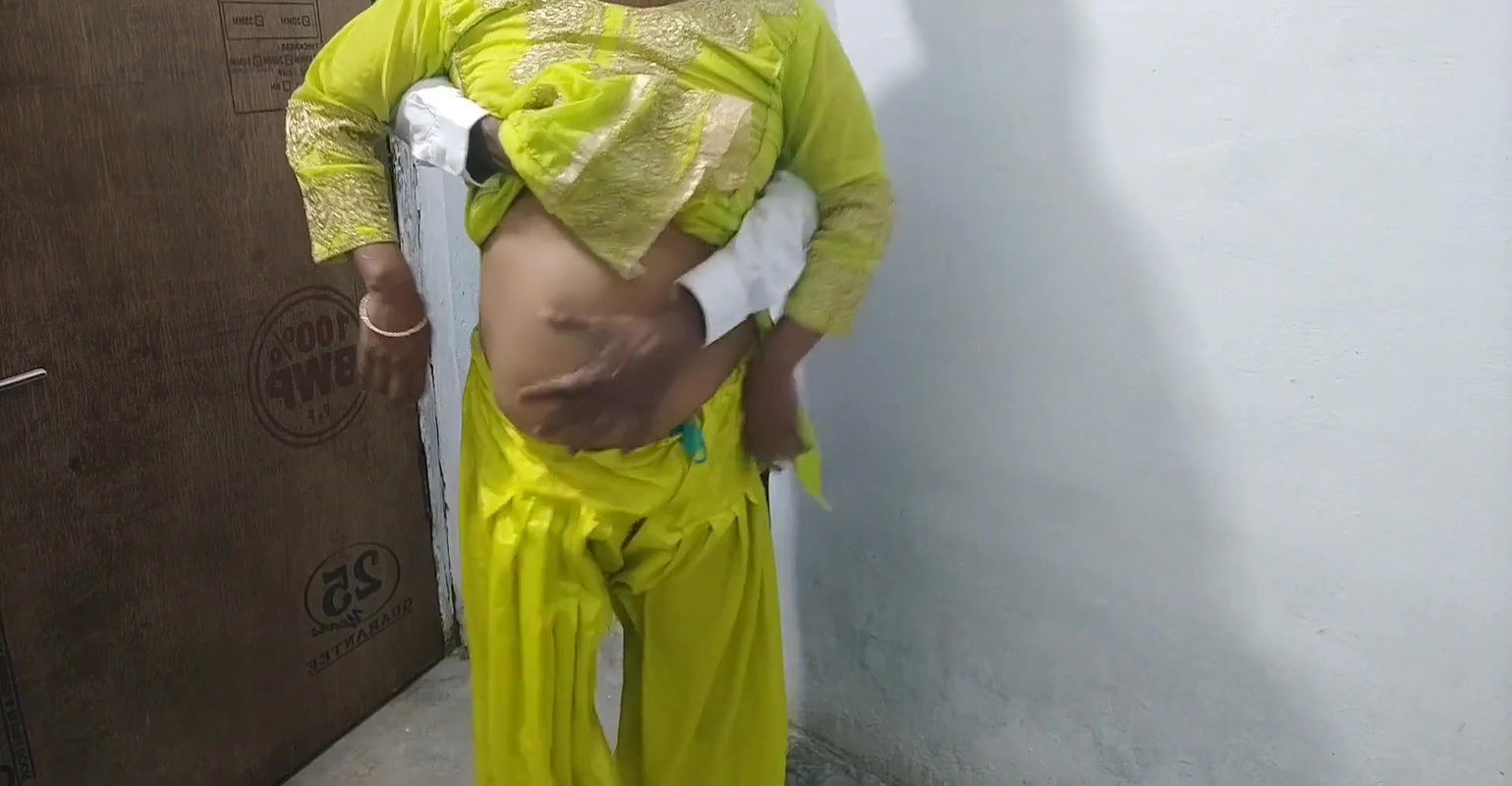 College ki moti senior ladki ko junior student ne godi me uthaa ke choda Indian college sex