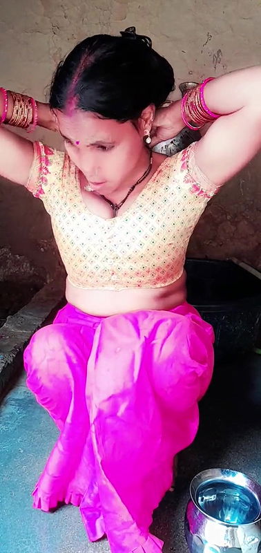 I am taking bath alone. Come take bath with me, I am hot and sexy too