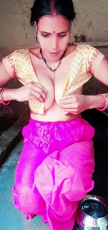 I am taking bath alone. Come take bath with me, I am hot and sexy too