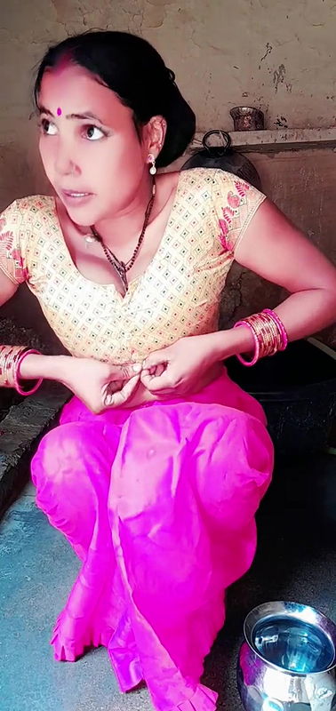 I am taking bath alone. Come take bath with me, I am hot and sexy too