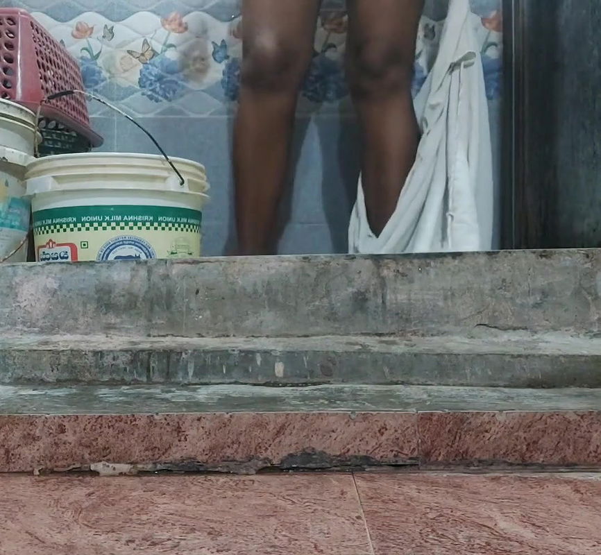 Telugu YOung aunty bathing, indian wife bath, house wife bath