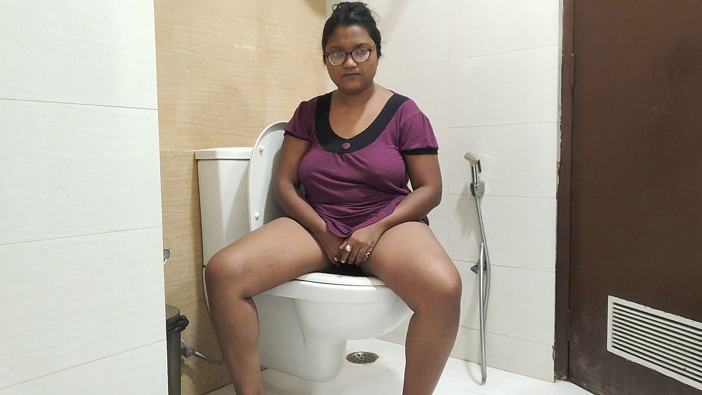 watch this curvy indian girl masturbate on the toilet