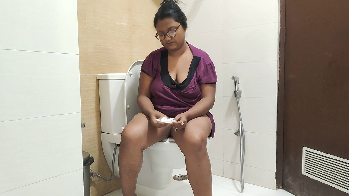 watch this curvy indian girl masturbate on the toilet