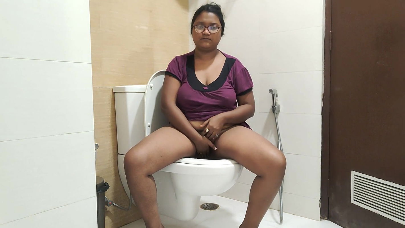 watch this curvy indian girl masturbate on the toilet