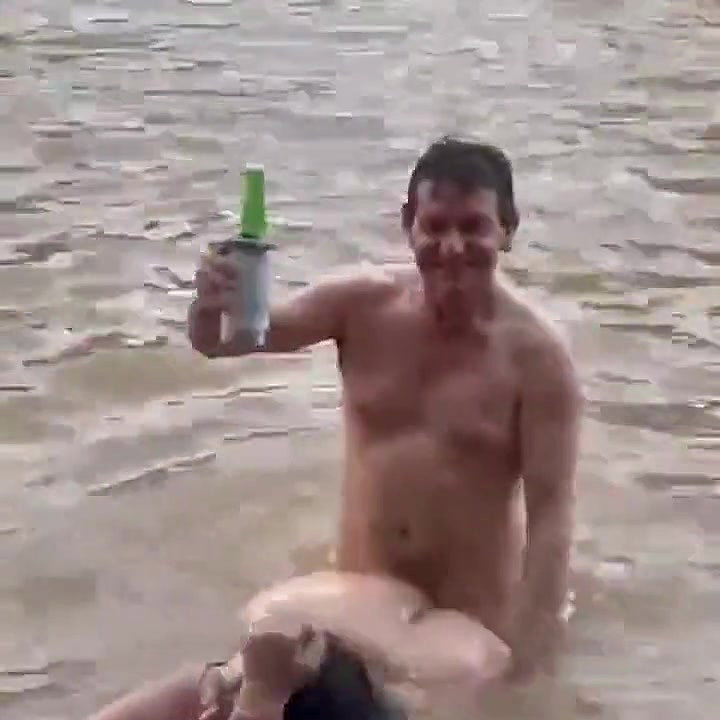 Mature couple fucking in River
