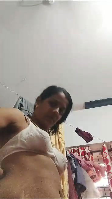 Mallu horny aunty showing& fingering