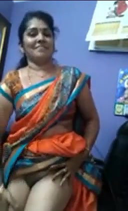 Desi Aunty Showing Pussy to BOOoss