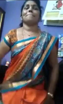 Desi Aunty Showing Pussy to BOOoss