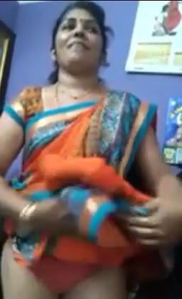 Desi Aunty Showing Pussy to BOOoss