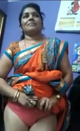 Desi Aunty Showing Pussy to BOOoss