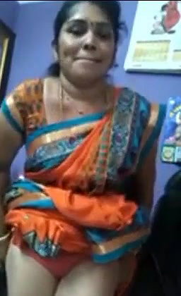 Desi Aunty Showing Pussy to BOOoss