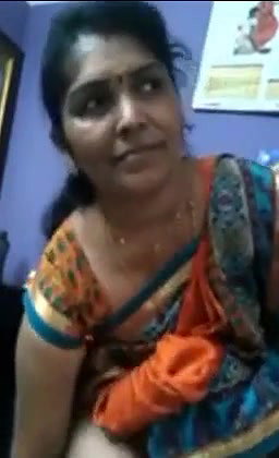 Desi Aunty Showing Pussy to BOOoss