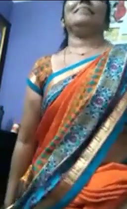 Desi Aunty Showing Pussy to BOOoss