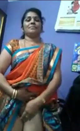 Desi Aunty Showing Pussy to BOOoss