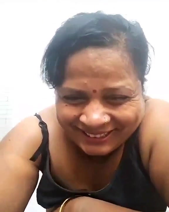 Desi Aunty cam show face