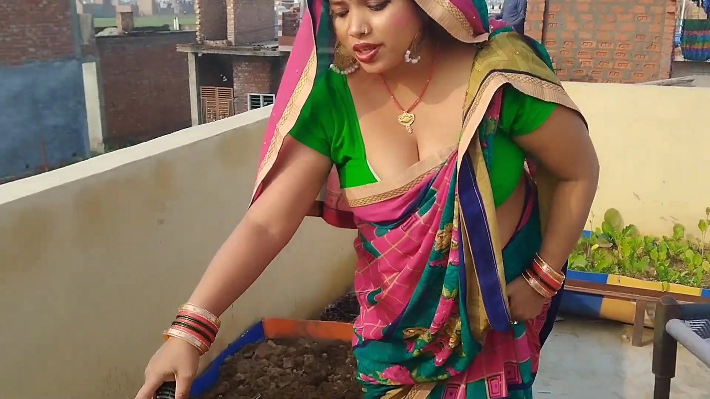 Booby village bhabhi showing huge cleavage and hanging boobs in her vlog