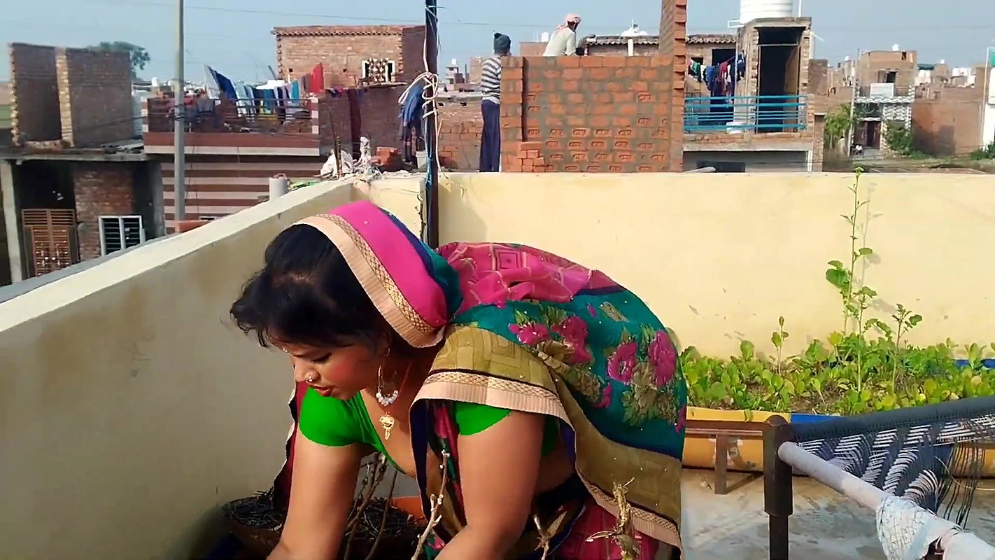 Booby village bhabhi showing huge cleavage and hanging boobs in her vlog