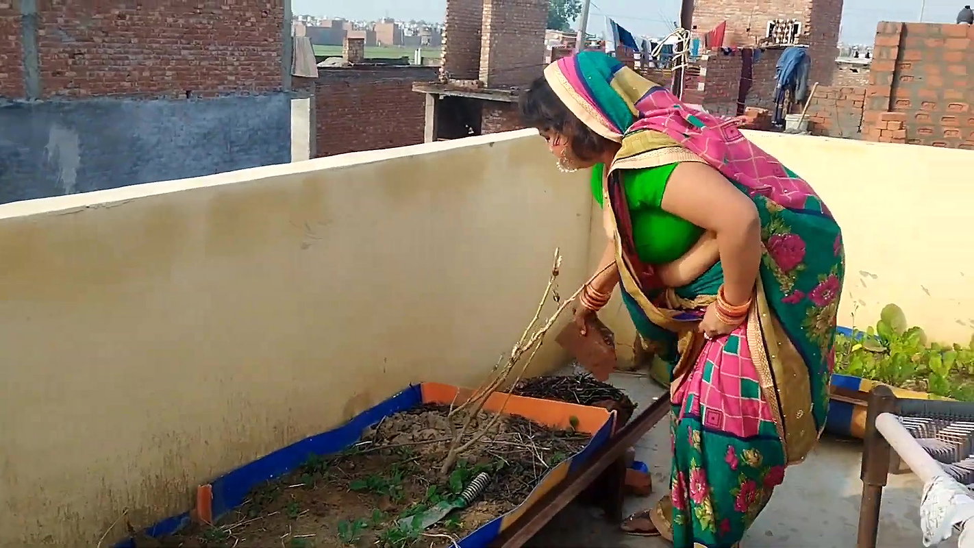 Booby village bhabhi showing huge cleavage and hanging boobs in her vlog