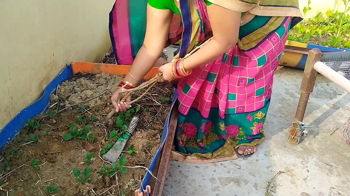 Booby village bhabhi showing huge cleavage and hanging boobs in her vlog
