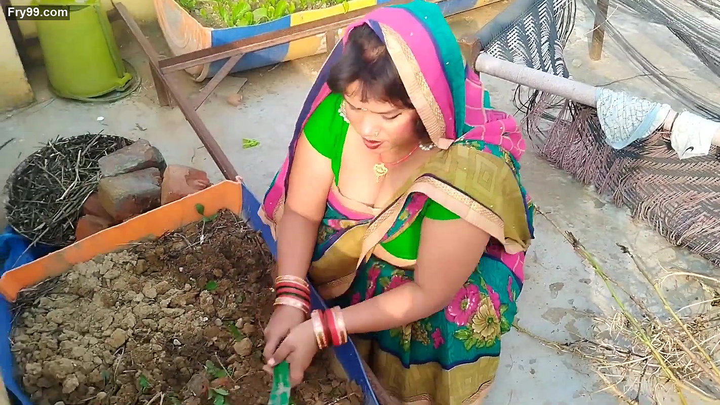 Booby village bhabhi showing huge cleavage and hanging boobs in her vlog