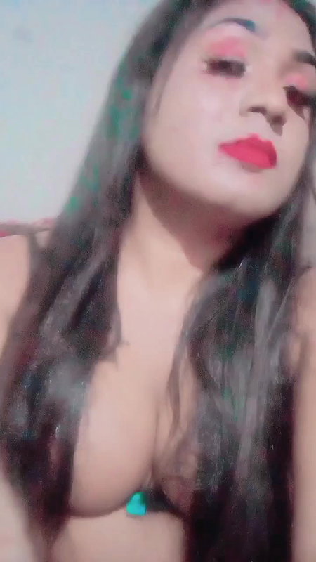 INSTA HOTNESS SHOWING HER CUTE BOOBS