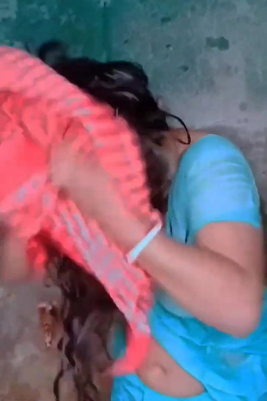 Desi village bhabi make her bath video