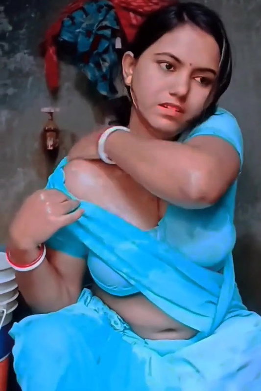Desi village bhabi make her bath video