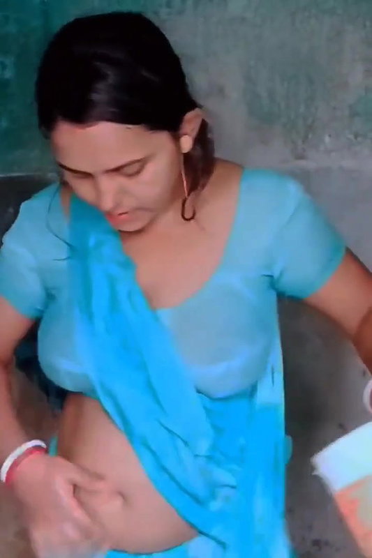 Desi village bhabi make her bath video
