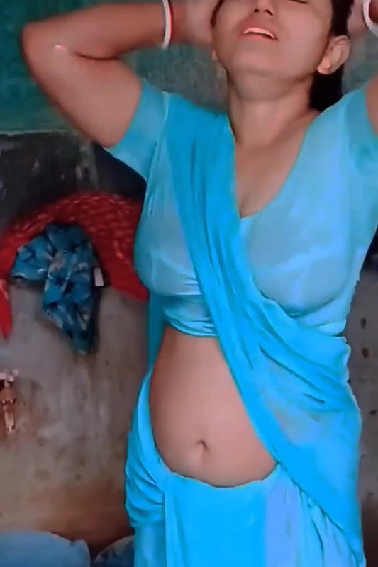 Desi village bhabi make her bath video