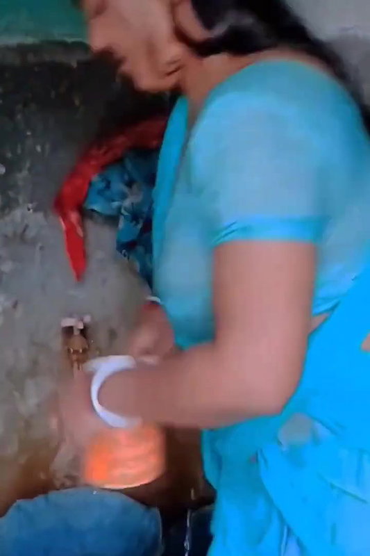 Desi village bhabi make her bath video