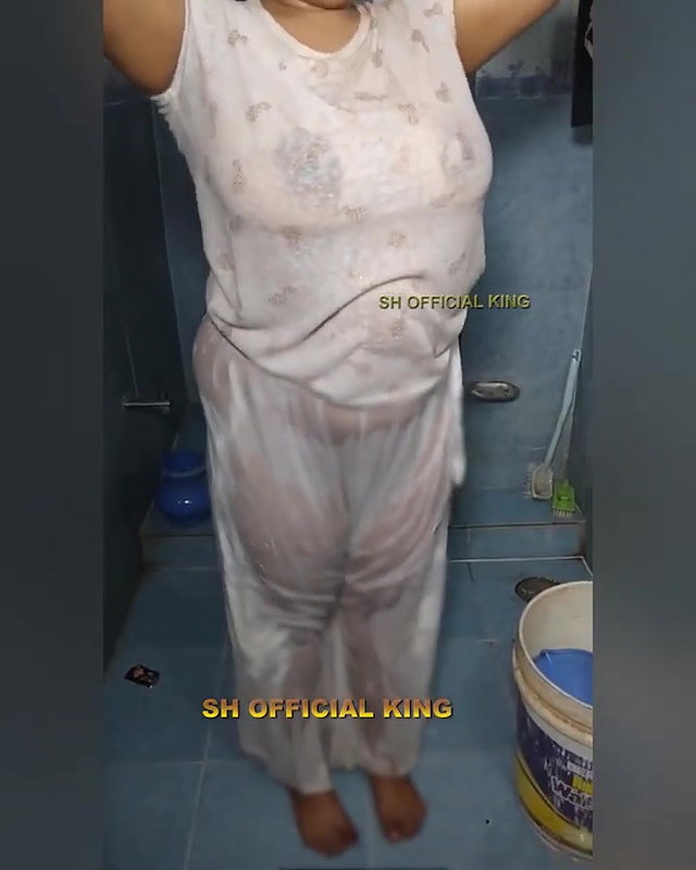 Bengali hot youtuber bath video