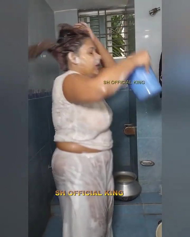 Bengali hot youtuber bath video