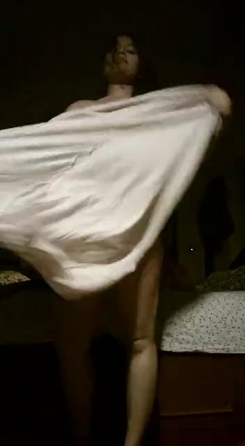 Cute Girl Shows Nude Body +Pic