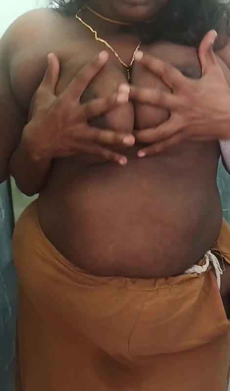 Tamil akka thambi bathing at alone House