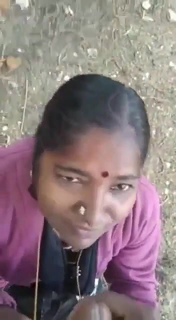 Desi sexy aunty outdoor sucking