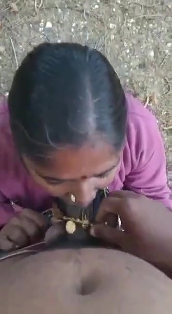 Desi sexy aunty outdoor sucking