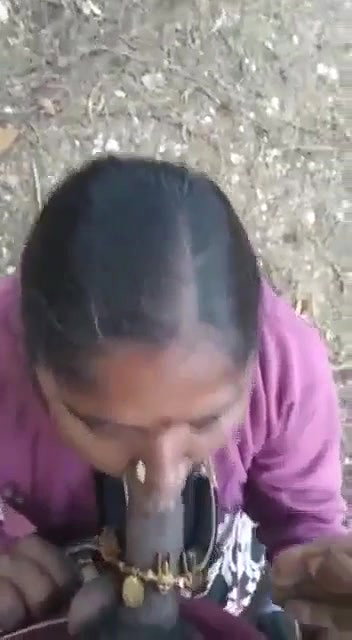 Desi sexy aunty outdoor sucking