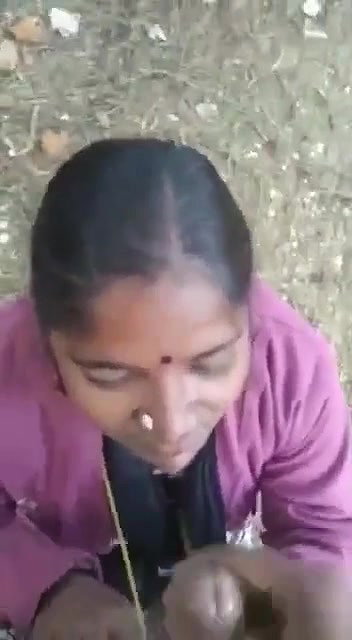 Desi sexy aunty outdoor sucking