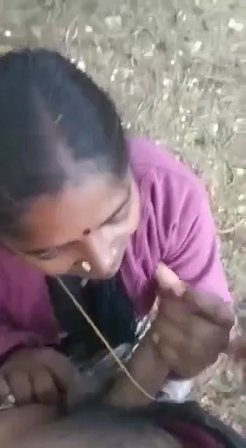Desi sexy aunty outdoor sucking