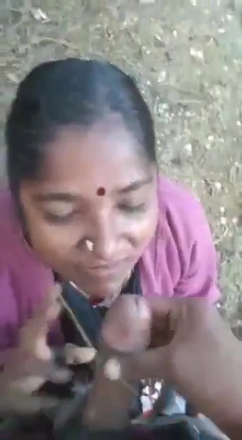 Desi sexy aunty outdoor sucking
