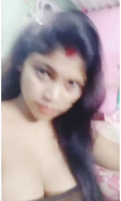 Sexy Boudi Showing Her Boobs New