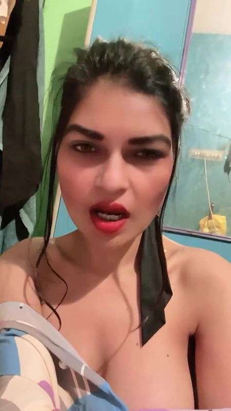 NAUGHTY INSTA WHORE SHOWING HER MILKY DEEP CLEAVAGE