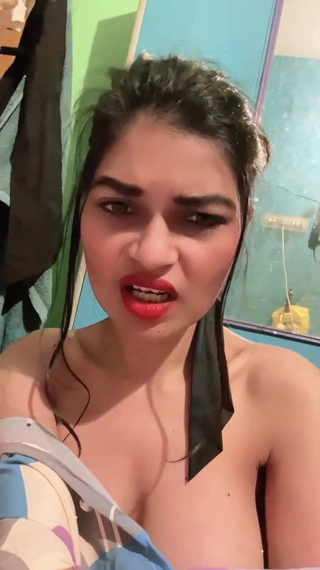 NAUGHTY INSTA WHORE SHOWING HER MILKY DEEP CLEAVAGE