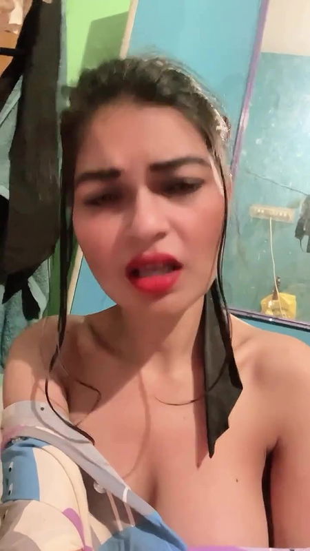 NAUGHTY INSTA WHORE SHOWING HER MILKY DEEP CLEAVAGE