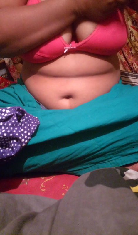 Deshi beautiful college girl shows his big bob and pussy