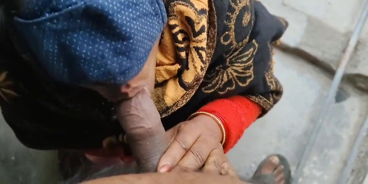 Padosi bhabhi subah agyi mere chhat par yahi chusa kar chod diya ghori bna kar