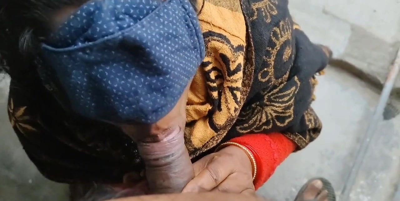 Padosi bhabhi subah agyi mere chhat par yahi chusa kar chod diya ghori bna kar