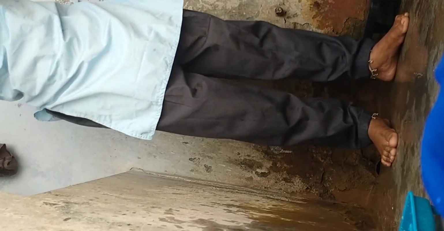 Desi Indian (HD) Schoolgirl bathroom fingering hairy pussy with orgasm caught camera mms leaked viral video