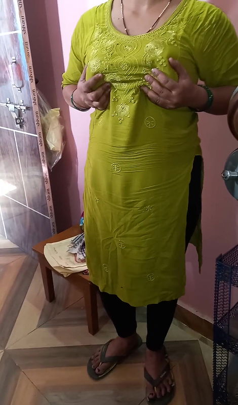 Hot sexi bhabhi ki nude hokar chuchi or chut sho