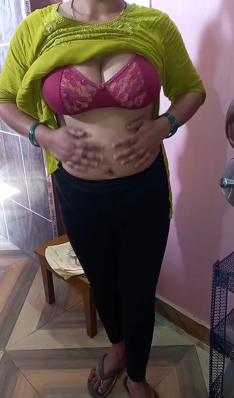 Hot sexi bhabhi ki nude hokar chuchi or chut sho